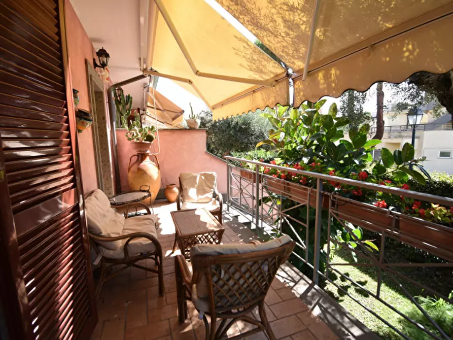 Immagine 1 di Villa in vendita  in VIA DEI BUONVISI a Roma