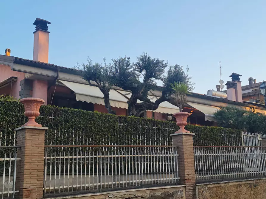 Immagine 2 di Villa in vendita  in VIA DEI BUONVISI a Roma