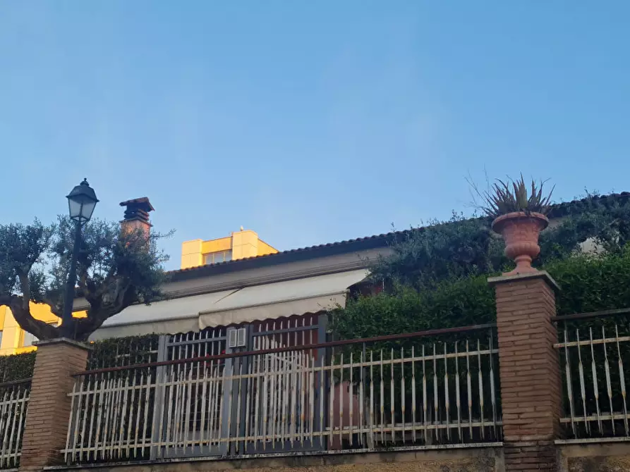 Immagine 4 di Villa in vendita  in VIA DEI BUONVISI a Roma