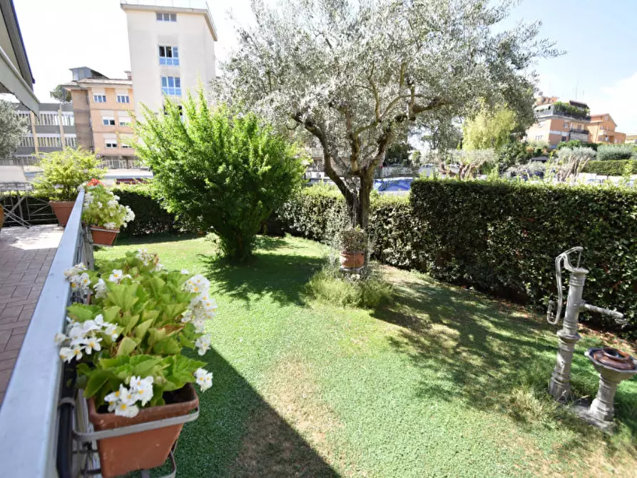 Immagine 7 di Villa in vendita  in VIA DEI BUONVISI a Roma