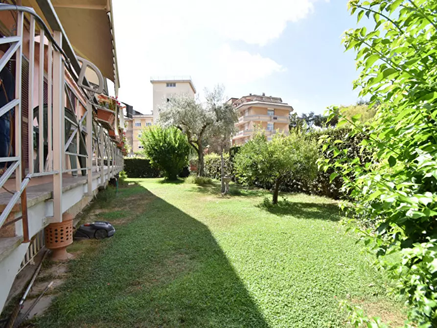 Immagine 8 di Villa in vendita  in VIA DEI BUONVISI a Roma