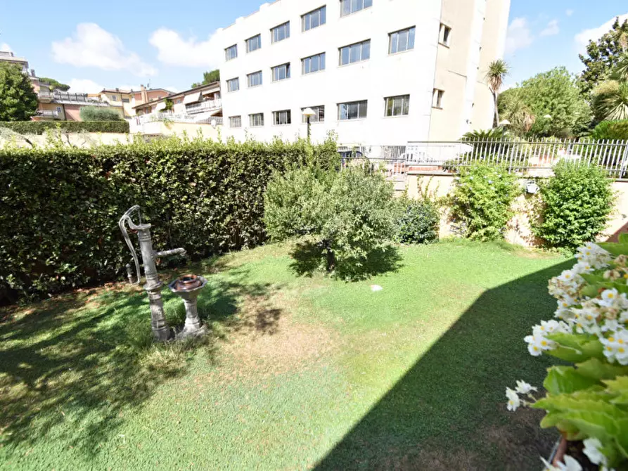 Immagine 10 di Villa in vendita  in VIA DEI BUONVISI a Roma