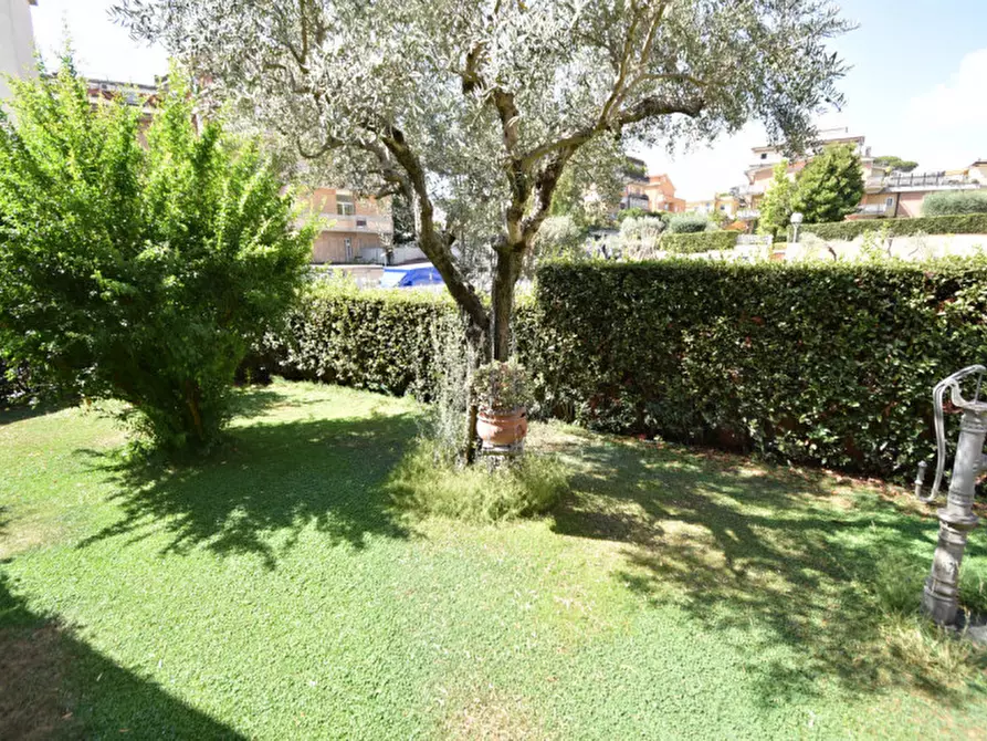 Immagine 11 di Villa in vendita  in VIA DEI BUONVISI a Roma