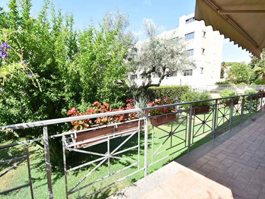 Immagine 16 di Villa in vendita  in VIA DEI BUONVISI a Roma