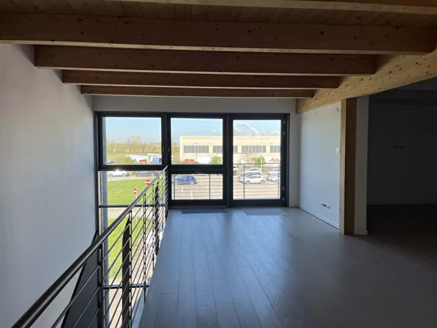 Immagine 3 di Capannone industriale in vendita  a Treviso