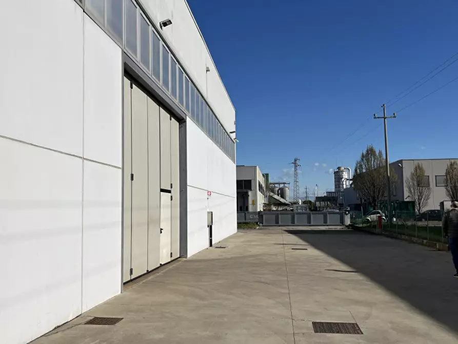Immagine 15 di Capannone industriale in vendita  a Treviso