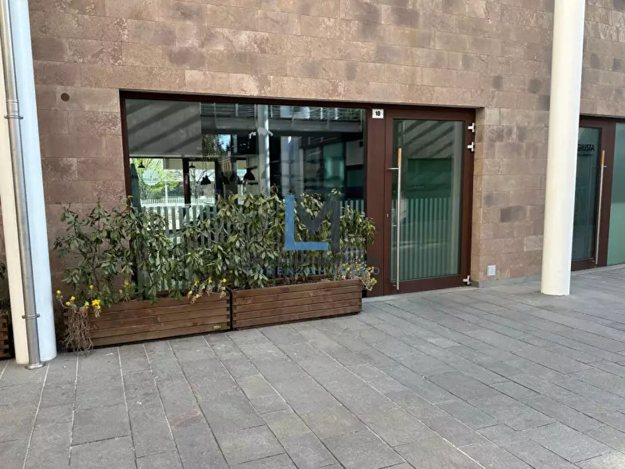 Immagine 1 di Negozio in affitto  a Montebelluna