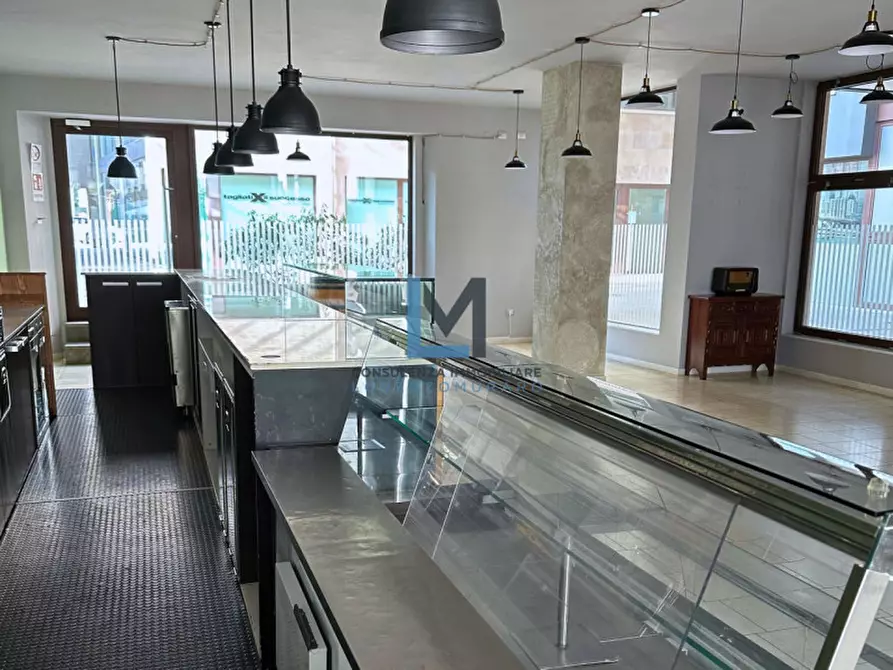 Immagine 2 di Negozio in affitto  a Montebelluna