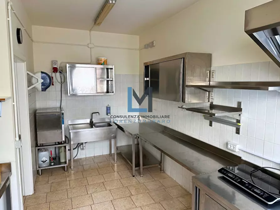 Immagine 10 di Negozio in affitto  a Montebelluna