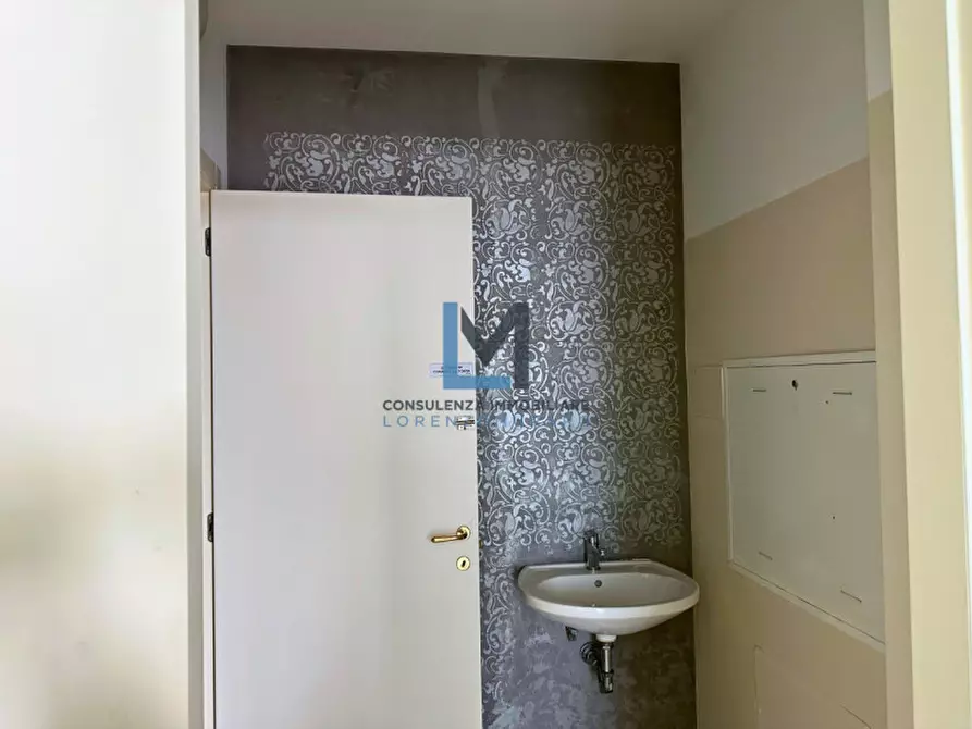 Immagine 11 di Negozio in affitto  a Montebelluna