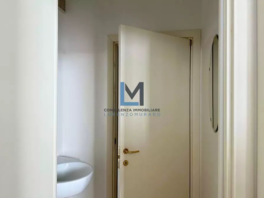 Immagine 14 di Negozio in affitto  a Montebelluna