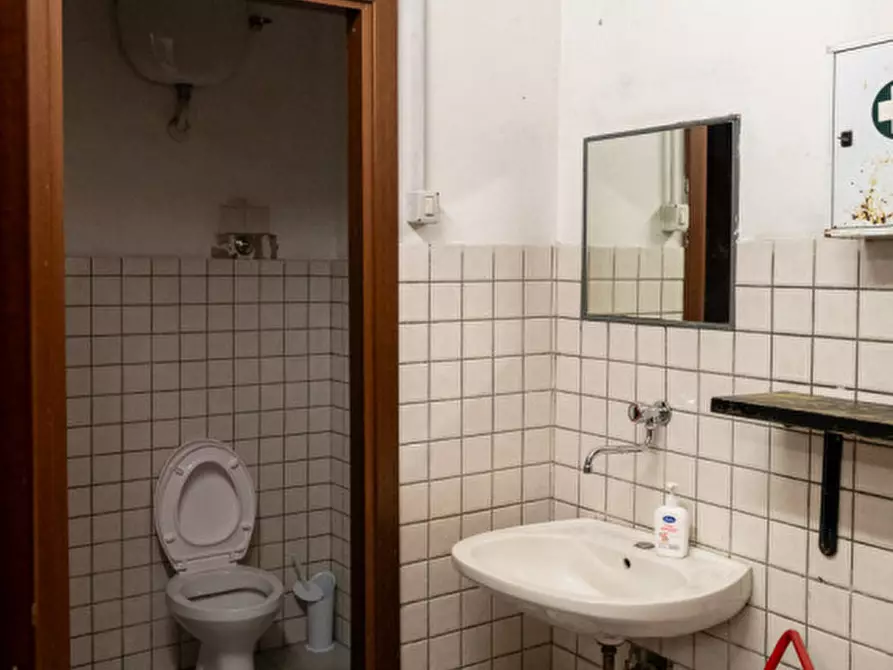 Immagine 23 di Negozio in affitto  in via pieve ligure a Roma