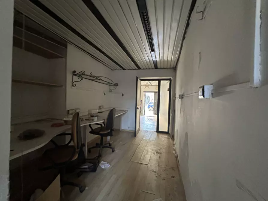 Immagine 2 di Negozio in affitto  in Via Purgatorio 103 a Torre Del Greco