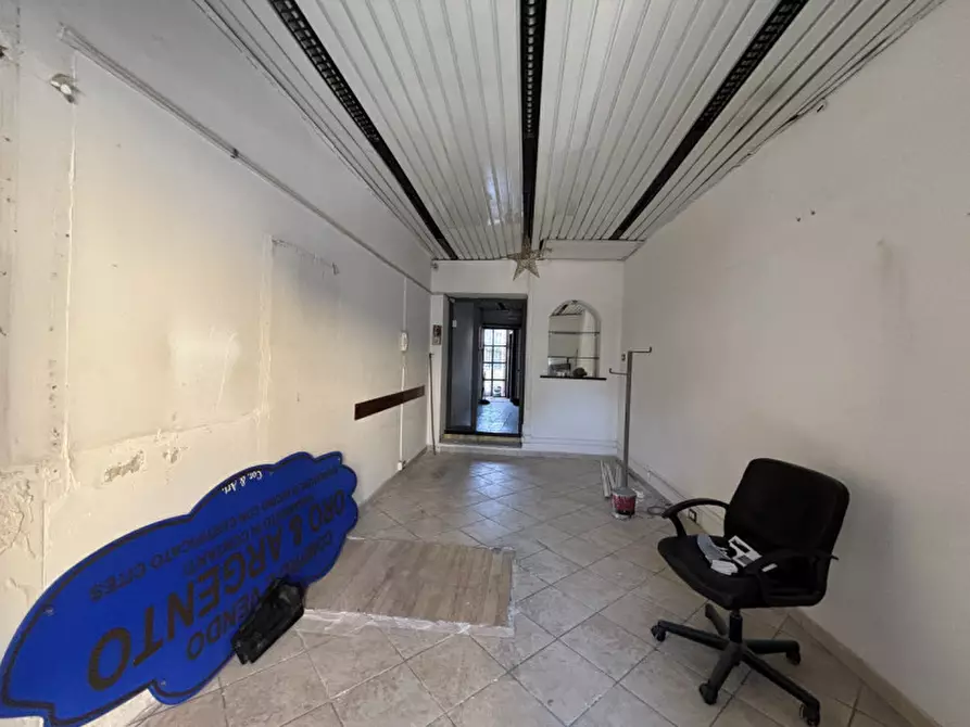 Immagine 4 di Negozio in affitto  in Via Purgatorio 103 a Torre Del Greco