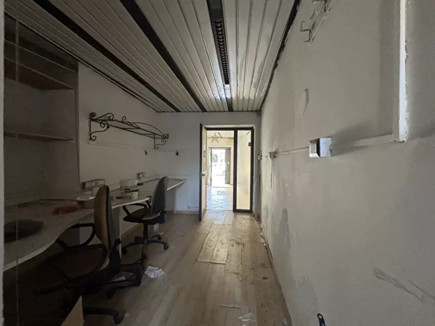 Immagine 7 di Negozio in affitto  in Via Purgatorio 103 a Torre Del Greco