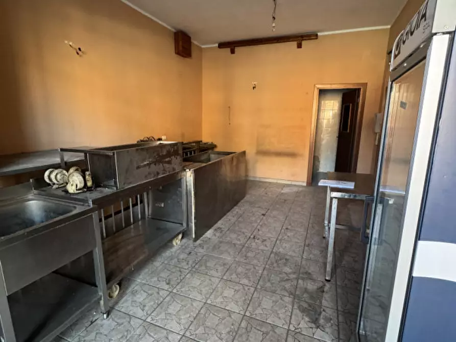 Immagine 5 di Negozio in vendita  in via bruno de finetti a Roma