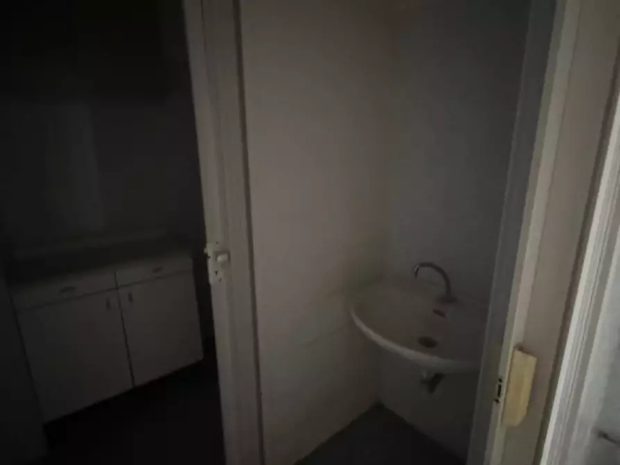 Immagine 8 di Negozio in vendita  in via bruno de finetti a Roma