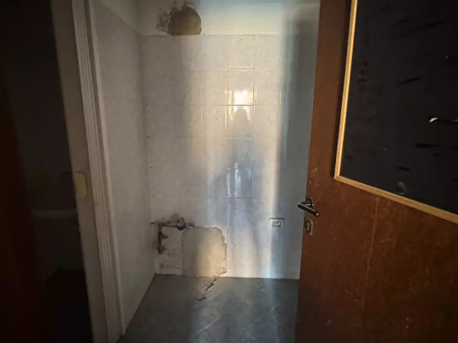 Immagine 9 di Negozio in vendita  in via bruno de finetti a Roma