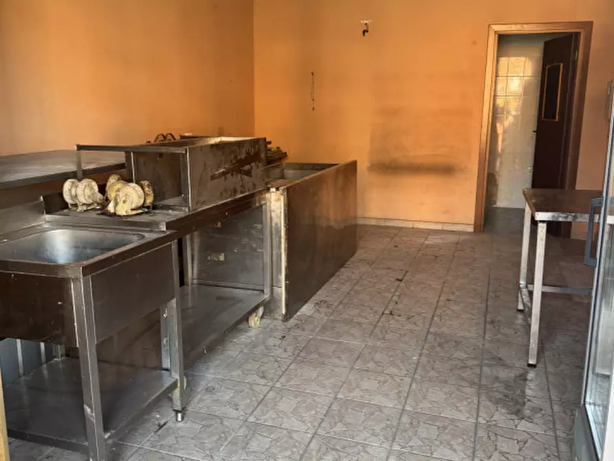 Immagine 10 di Negozio in vendita  in via bruno de finetti a Roma
