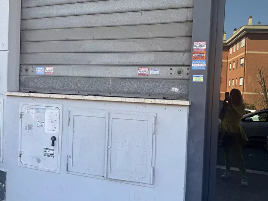 Immagine 11 di Negozio in vendita  in via bruno de finetti a Roma