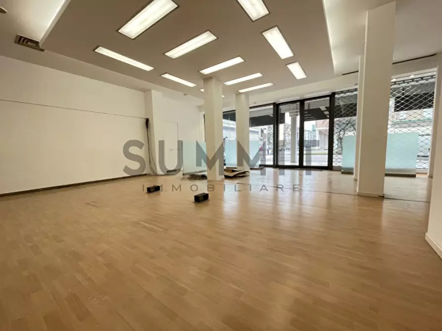 Immagine 1 di Negozio in affitto  in Via Santissima Trinità a Schio