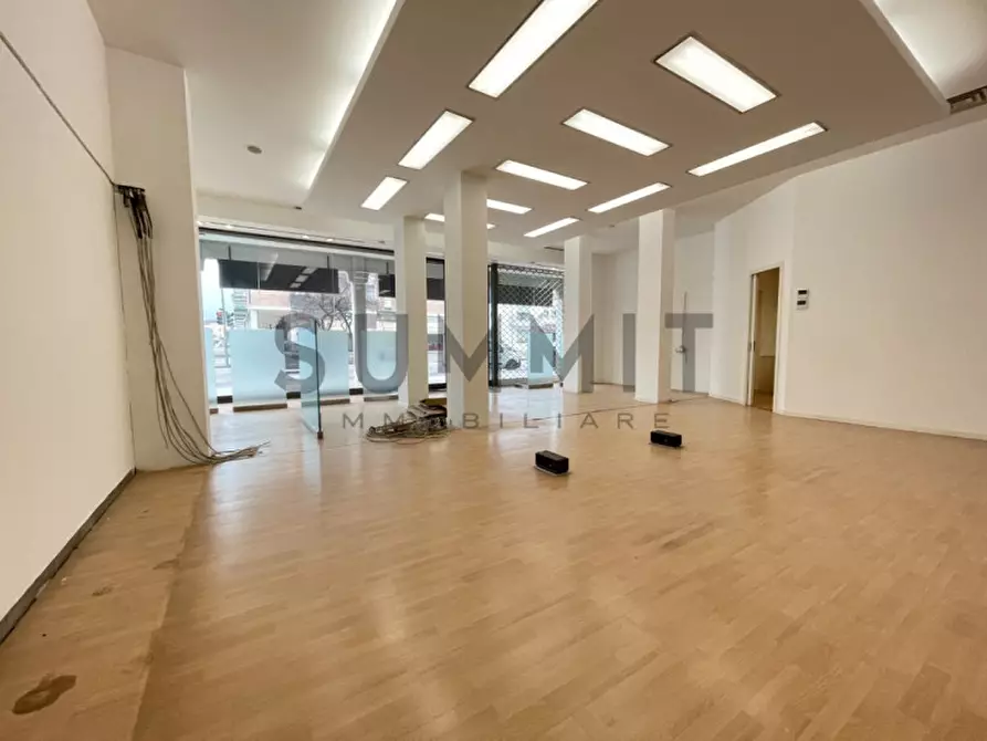 Immagine 2 di Negozio in affitto  in Via Santissima Trinità a Schio