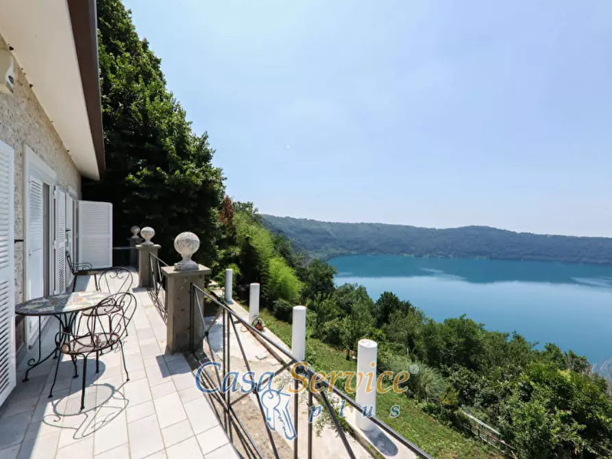 Immagine 1 di Villa in vendita  in Via Spiaggia del Lago a Castel Gandolfo