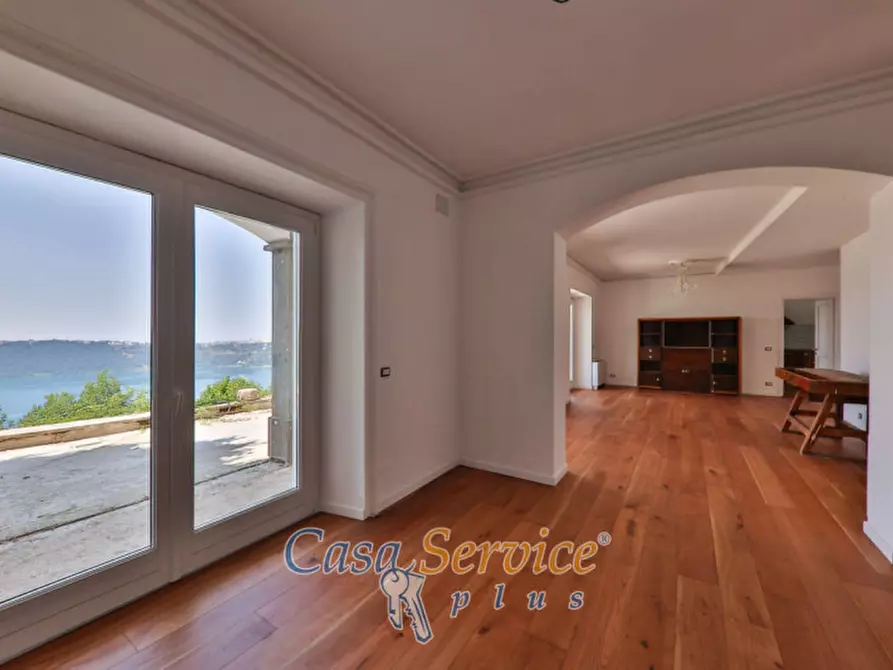 Immagine 1 di Villa in vendita  in Via Spiaggia del Lago a Castel Gandolfo