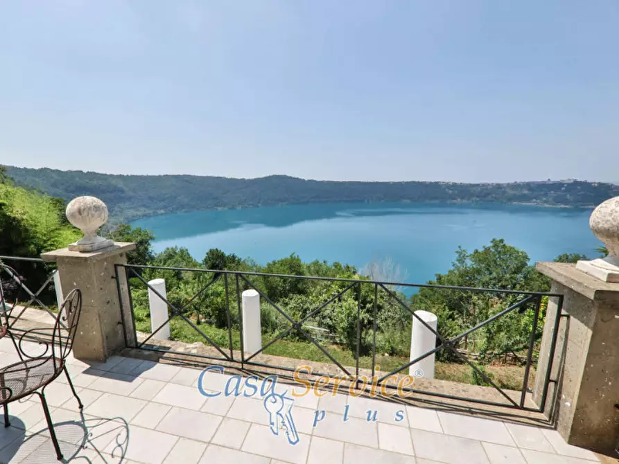 Immagine 2 di Villa in vendita  in Via Spiaggia del Lago a Castel Gandolfo