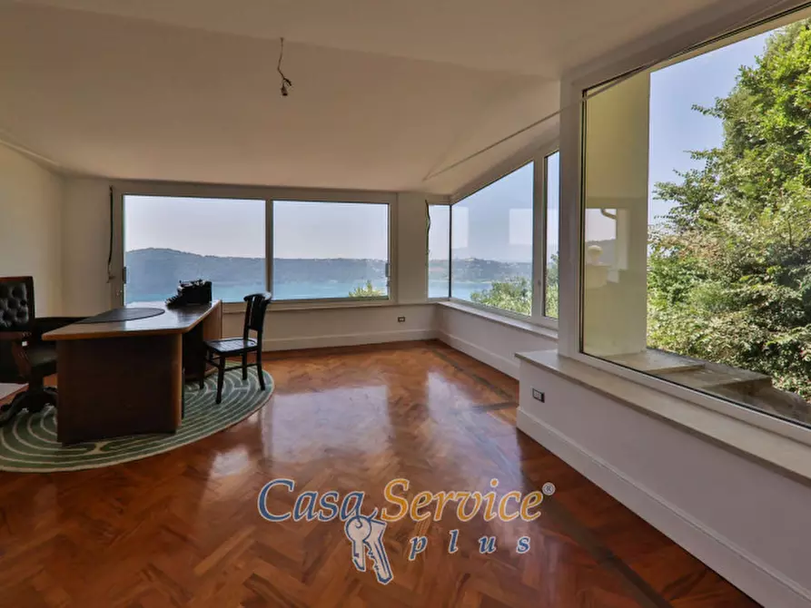 Immagine 2 di Villa in vendita  in Via Spiaggia del Lago a Castel Gandolfo