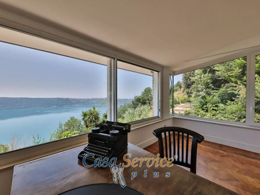 Immagine 3 di Villa in vendita  in Via Spiaggia del Lago a Castel Gandolfo