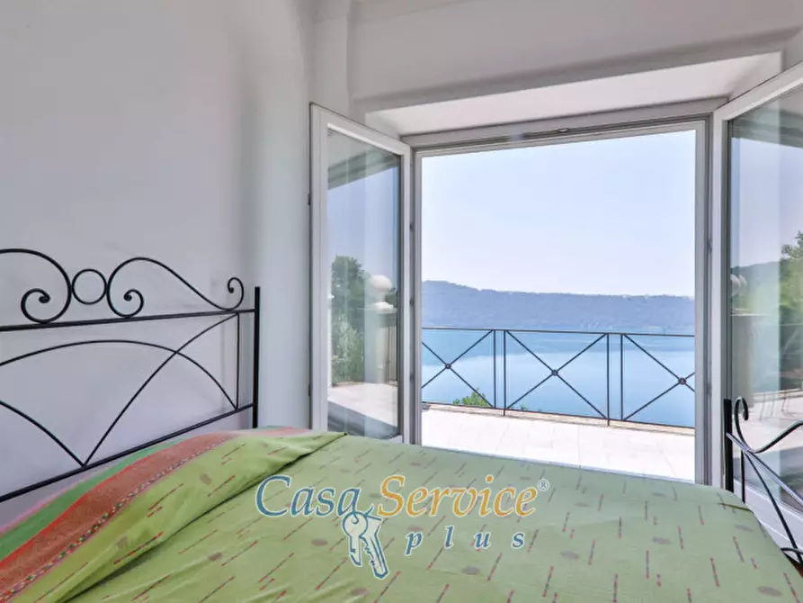 Immagine 5 di Villa in vendita  in Via Spiaggia del Lago a Castel Gandolfo