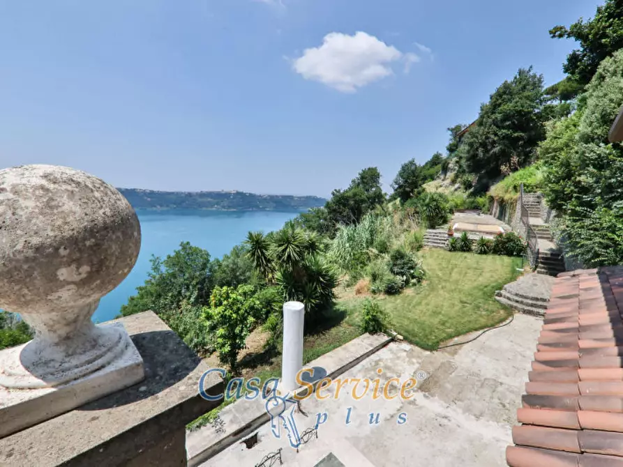 Immagine 6 di Villa in vendita  in Via Spiaggia del Lago a Castel Gandolfo