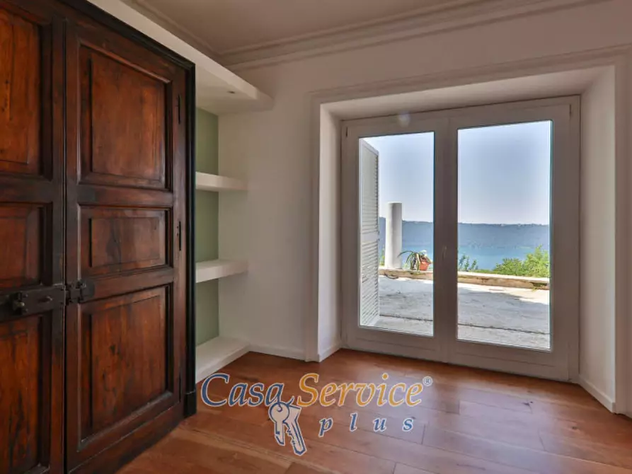 Immagine 9 di Villa in vendita  in Via Spiaggia del Lago a Castel Gandolfo
