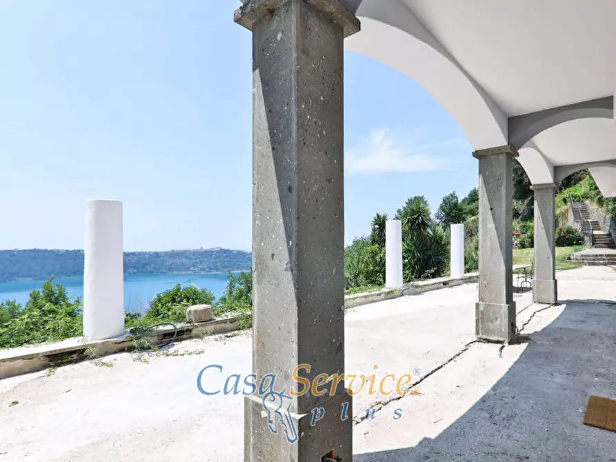 Immagine 12 di Villa in vendita  in Via Spiaggia del Lago a Castel Gandolfo