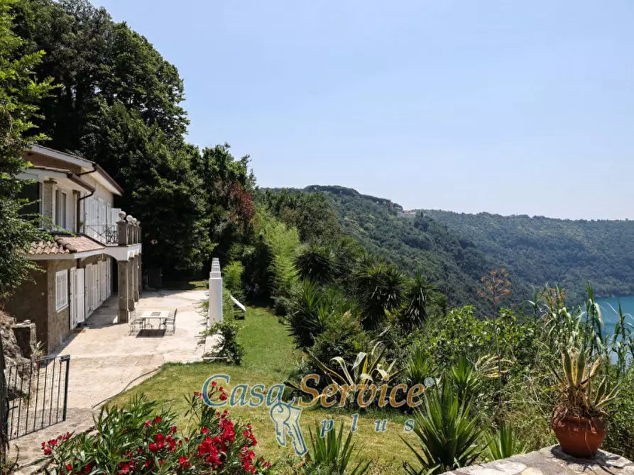 Immagine 15 di Villa in vendita  in Via Spiaggia del Lago a Castel Gandolfo