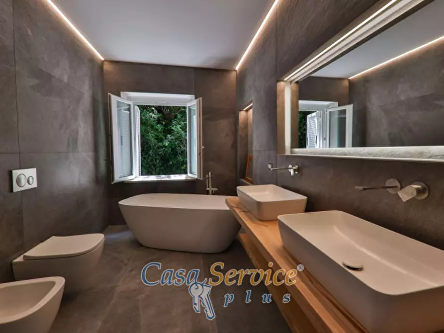 Immagine 26 di Villa in vendita  in Via Spiaggia del Lago a Castel Gandolfo