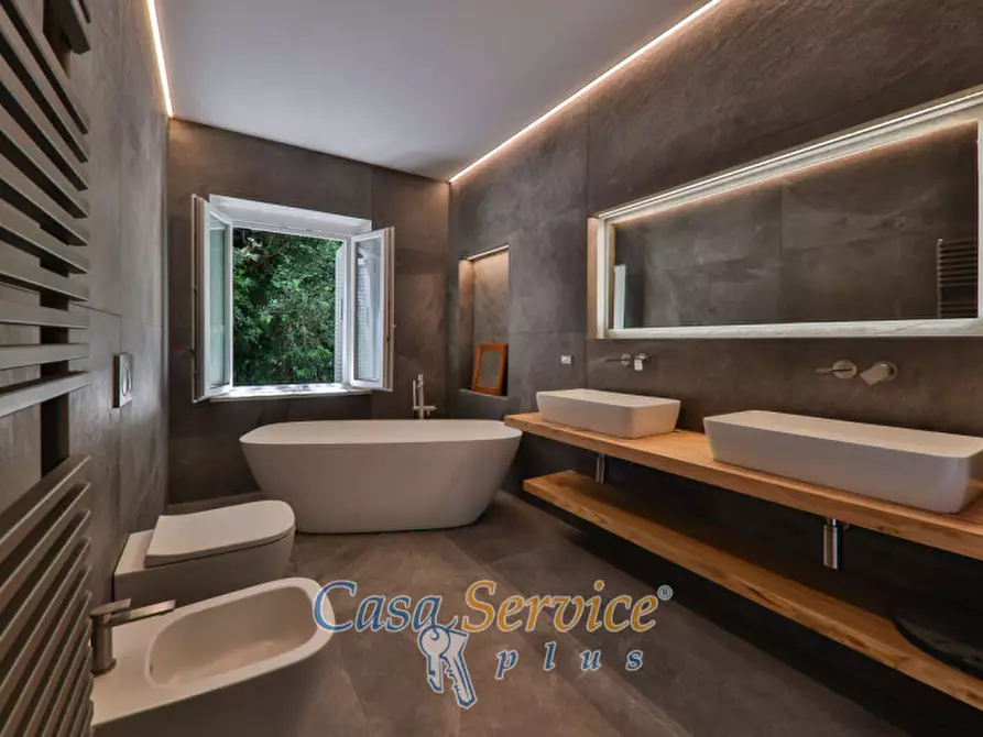 Immagine 27 di Villa in vendita  in Via Spiaggia del Lago a Castel Gandolfo