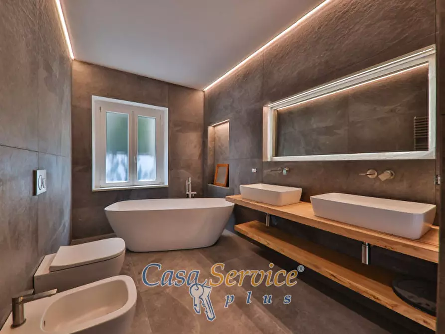 Immagine 30 di Villa in vendita  in Via Spiaggia del Lago a Castel Gandolfo