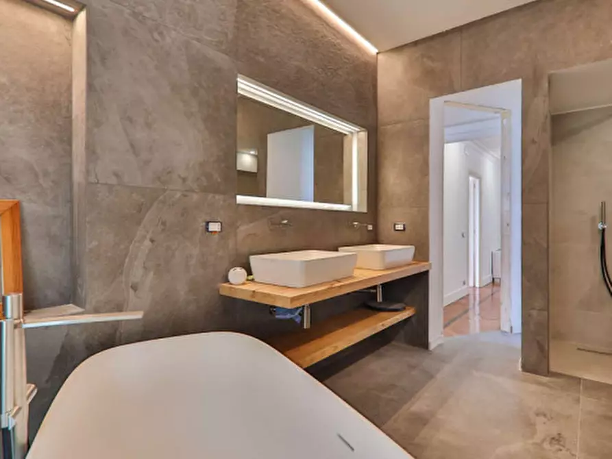 Immagine 32 di Villa in vendita  in Via Spiaggia del Lago a Castel Gandolfo