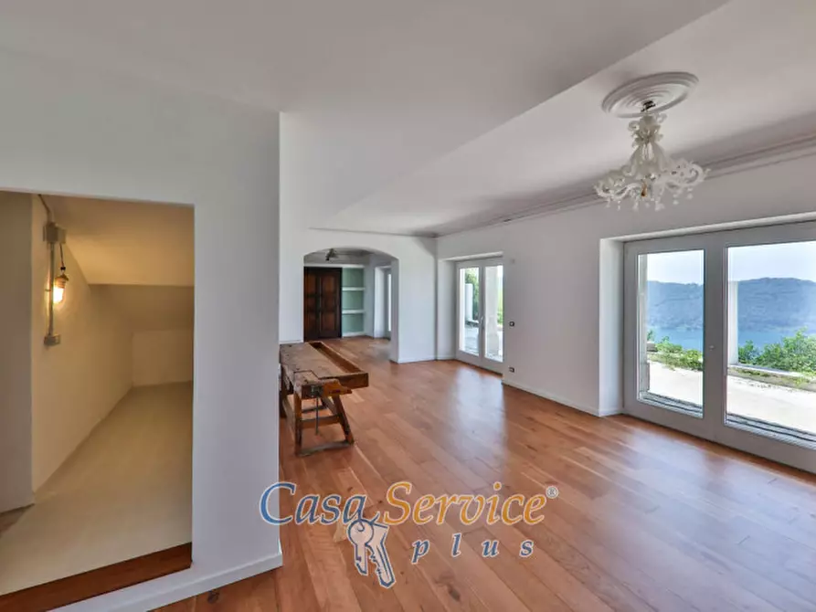 Immagine 35 di Villa in vendita  in Via Spiaggia del Lago a Castel Gandolfo