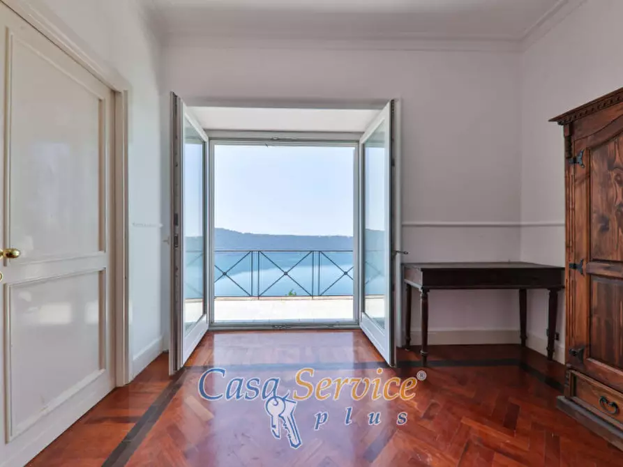 Immagine 37 di Villa in vendita  in Via Spiaggia del Lago a Castel Gandolfo