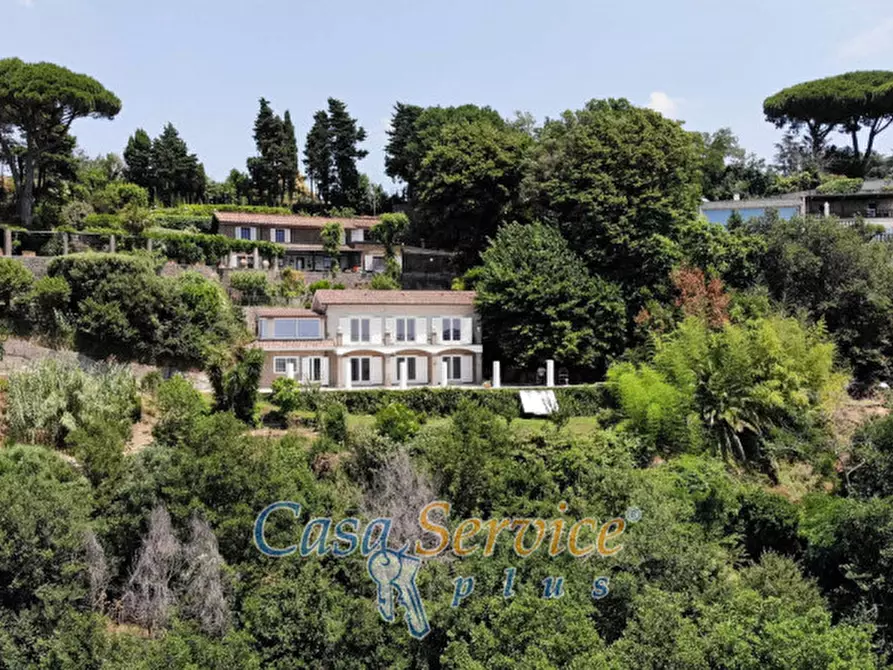 Immagine 39 di Villa in vendita  in Via Spiaggia del Lago a Castel Gandolfo