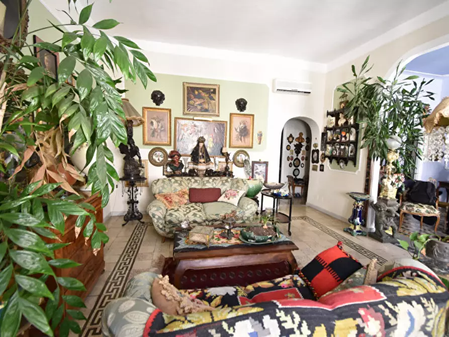 Immagine 2 di Appartamento in vendita  in Via Natale del Grande a Roma