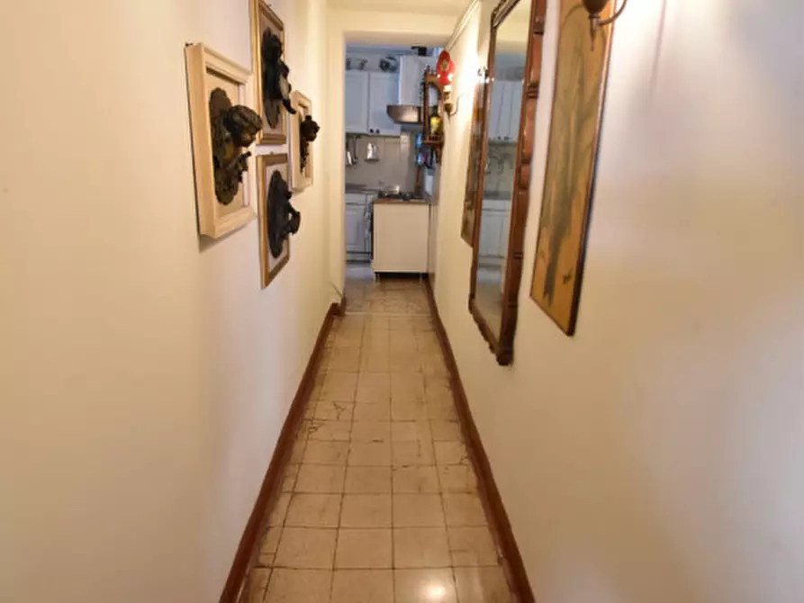 Immagine 3 di Appartamento in vendita  in Via Natale del Grande a Roma