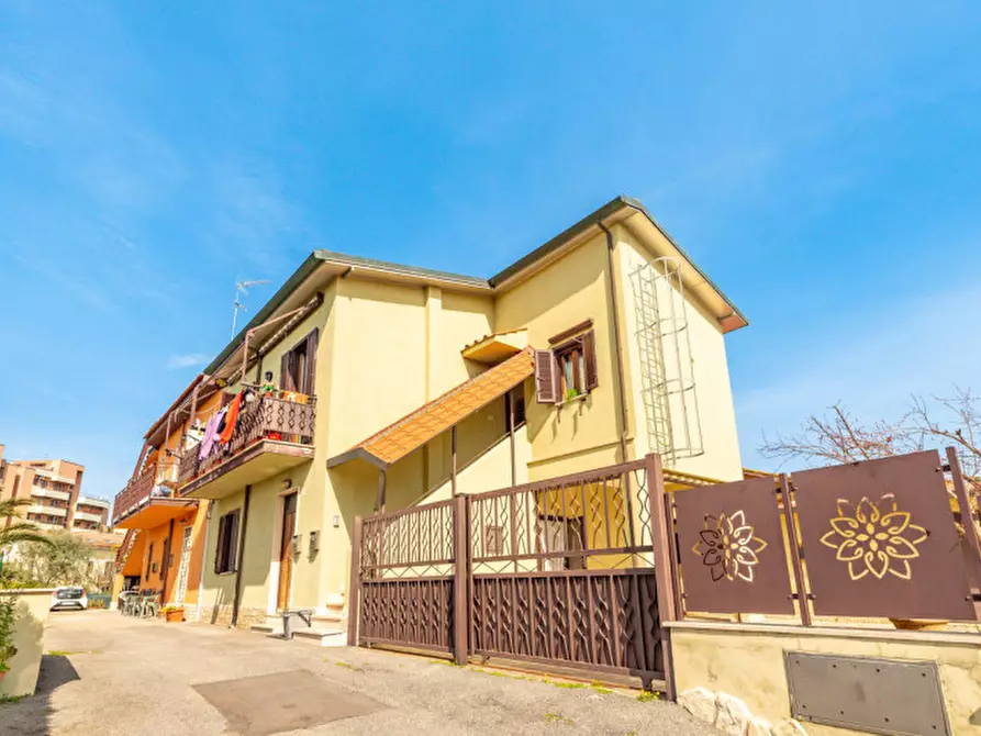 Immagine 1 di Villa in vendita  in Via Filippo Clementi 32 a Roma