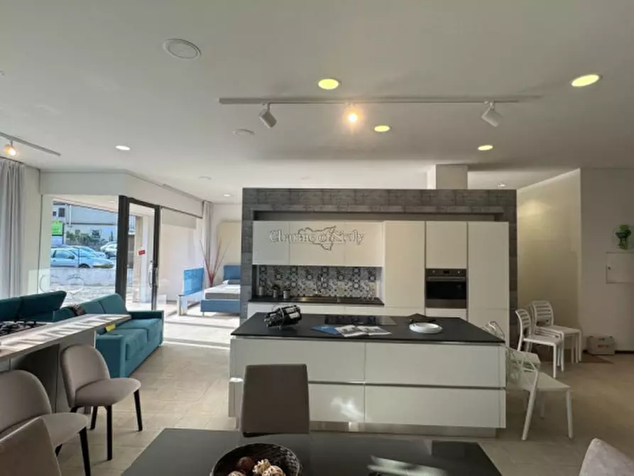 Immagine 25 di Negozio in vendita  in Via Sorda Sampieri a Modica