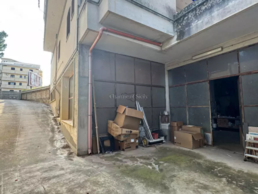 Immagine 30 di Negozio in vendita  in Via Sorda Sampieri a Modica