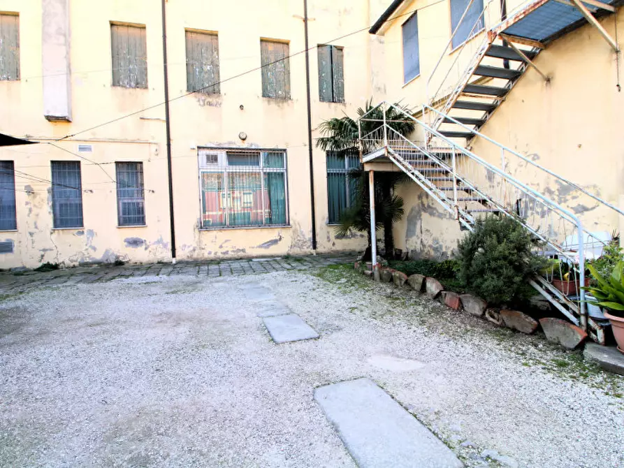 Immagine 5 di Ufficio in vendita  in Via Camillo Benso Conte di Cavour 91 a Este