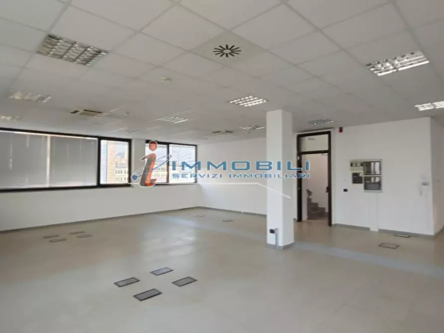 Immagine 11 di Ufficio in affitto  in VIA GROSIO a Milano